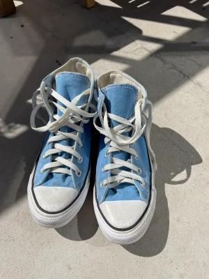 Blå converse - Super fina converse i bra skick. Finns spår av användning men ändå i bra skick.  Tryck gärna på köp nu.
