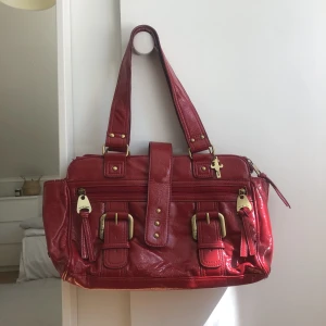 Röd väska - Säljer denna cola väska med många fina detaljer. Priset går att diskutera💗