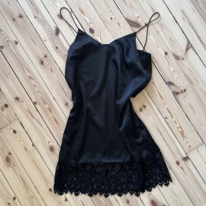 Spetsklänning - Glansig klänning med spets nedtill, för kort för mig…. Mycket fin, köpt 2hand