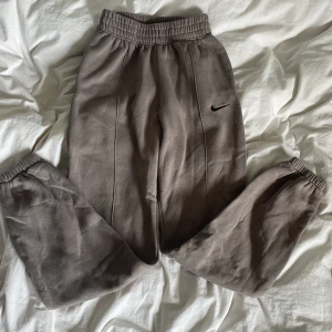 Nike mjukisbyxor  - Ett par ljus gråa Nike mjukisbyxor. De är i ett bra skick utom att de är lite noppiga och har inte används så  flitigt. St XS , pris kan diskuteras.
