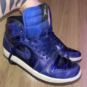 Nike Air Jordan 1 Retro High Deep Royal Purple Shiny Basketball Shoes - (Använda) snygga jordans för er samlare där ute 
