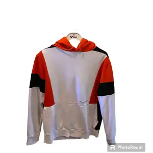 Ck hoodie, fett häftig med mycket färger, säljer för att jag inte använder hoodies utan zip