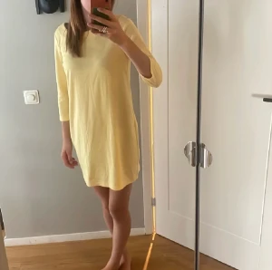 Gul klänning  - Säljer den här gula klänningen från vila , den är använd några gånger men inga hål eller ngt annat❤️