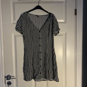 Rutig klänning  - Rutig klänning från hm strl 38 men passar 36 också. Knappt använd. Fler bilder kan skickas. 