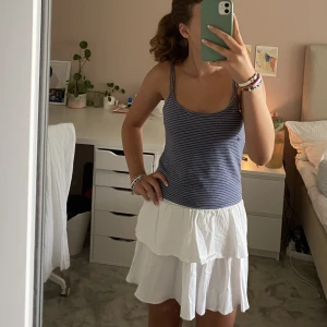 Vit volangkjol  - Jättesöt volangkjol från shein som är i ett tjockt bra material och inte genomskinligt. Säljer för den ej kommer till användning. Har inga defekter eller tecken på användning 🩷🩷