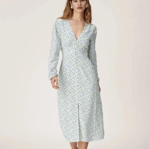 Adoore paris - Säljer denna adoore klänningen. Använd en gång endast. Har kvar extraknappar och tråd man fick med. Absolut nyskick. Nypriset var 1600kr. Så fin blå färg! Kan postas omgående