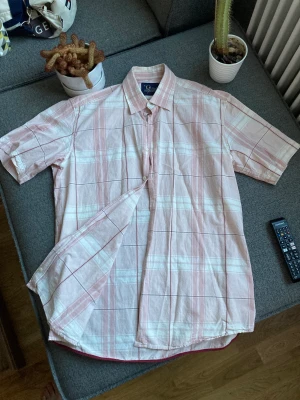 Peak Performance skjorta - Kortärmad peak performance skjorta i XL som jag använd som oversized som 183cm  Bär vanligtvis medium