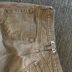 Hope rush denim sand - Beiga rush denim i storlek 29/32. De är i bra skick men det finns tecken på användning. Även ett litet märke på ena benet som säkert går att tvätta bort