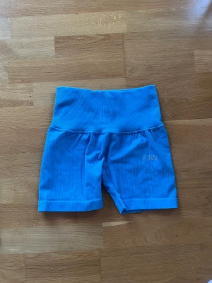 Trämingsshorts ICIW - Endast provade. Storlek S. Normal storlek. Ficka bak. Silikon vid benen så de glider inte upp. Lagom längd och passform. 