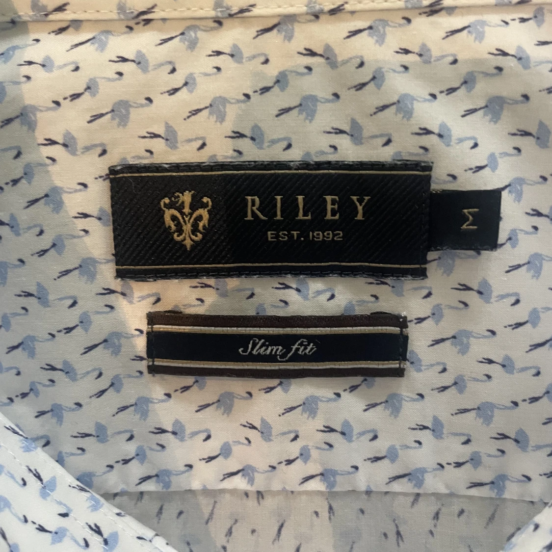 Ljus skjorta med mönster.  - 91