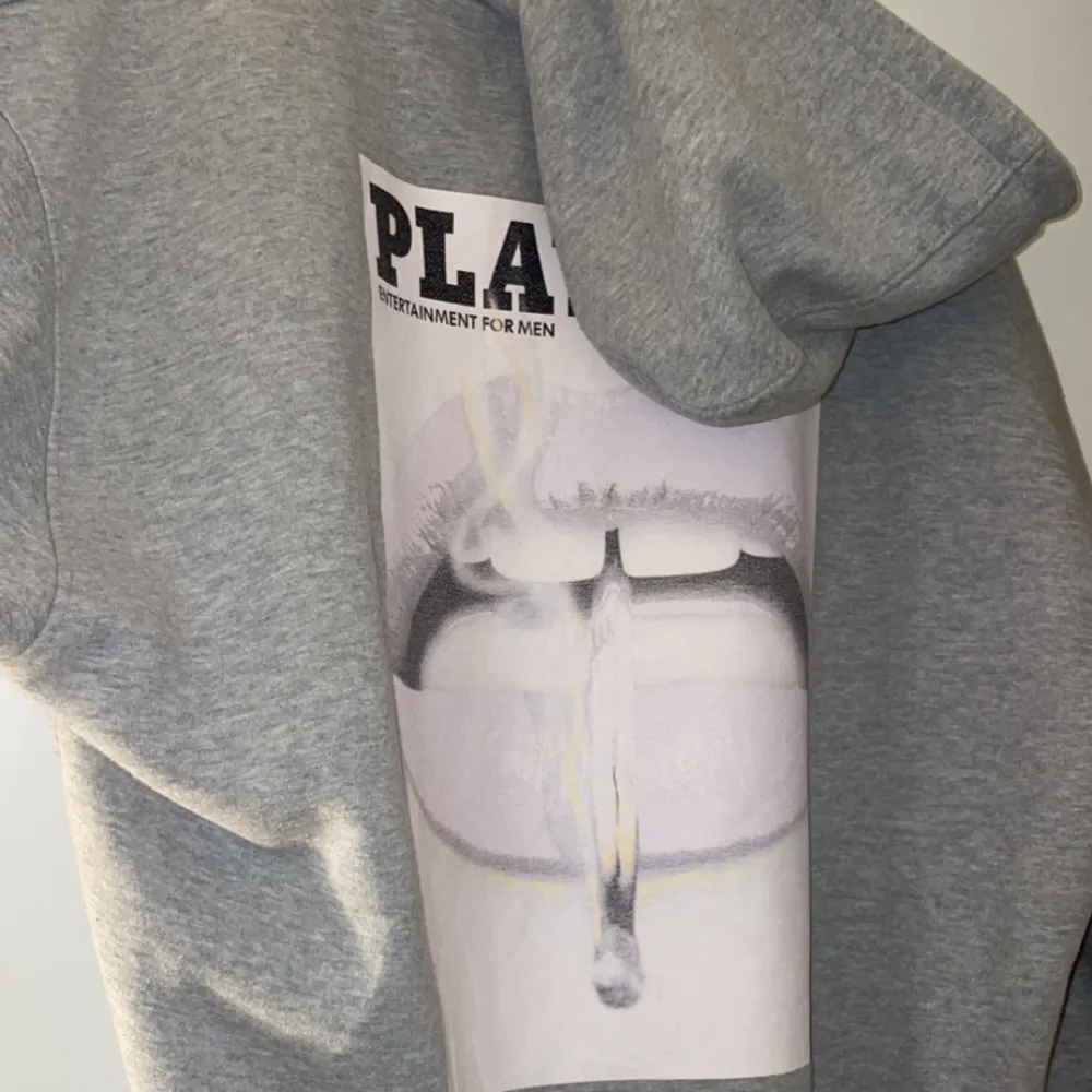 Säljer nu min play boy hoodie dä den inte kommit till användning! Storlek 32, inte alls använd mycket, 200kr. Finns i Borås eller kan skickas mot fraktkostnad . Hoodies.
