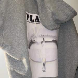 Säljer nu min play boy hoodie dä den inte kommit till användning! Storlek 32, inte alls använd mycket, 200kr. Finns i Borås eller kan skickas mot fraktkostnad 