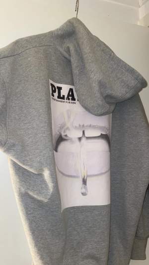 Säljer nu min play boy hoodie dä den inte kommit till användning! Storlek 32, inte alls använd mycket, 200kr. Finns i Borås eller kan skickas mot fraktkostnad 