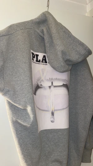Playboy hoodie - Säljer nu min play boy hoodie dä den inte kommit till användning! Storlek 32, inte alls använd mycket, 200kr. Finns i Borås eller kan skickas mot fraktkostnad 