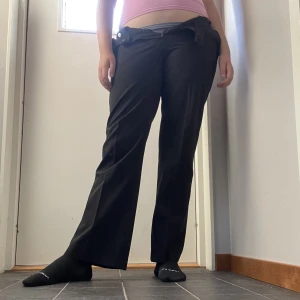 Aldrig använda svarta kostymbyxor - Säljer dessa fina lågmidjade kostymbyxor som aldrig är använda. Dem har svaga vita ränder som syns på bild 3. Dem är tyvärr för små för mig så därför säljer jag dem till någon som kan ha dem. 