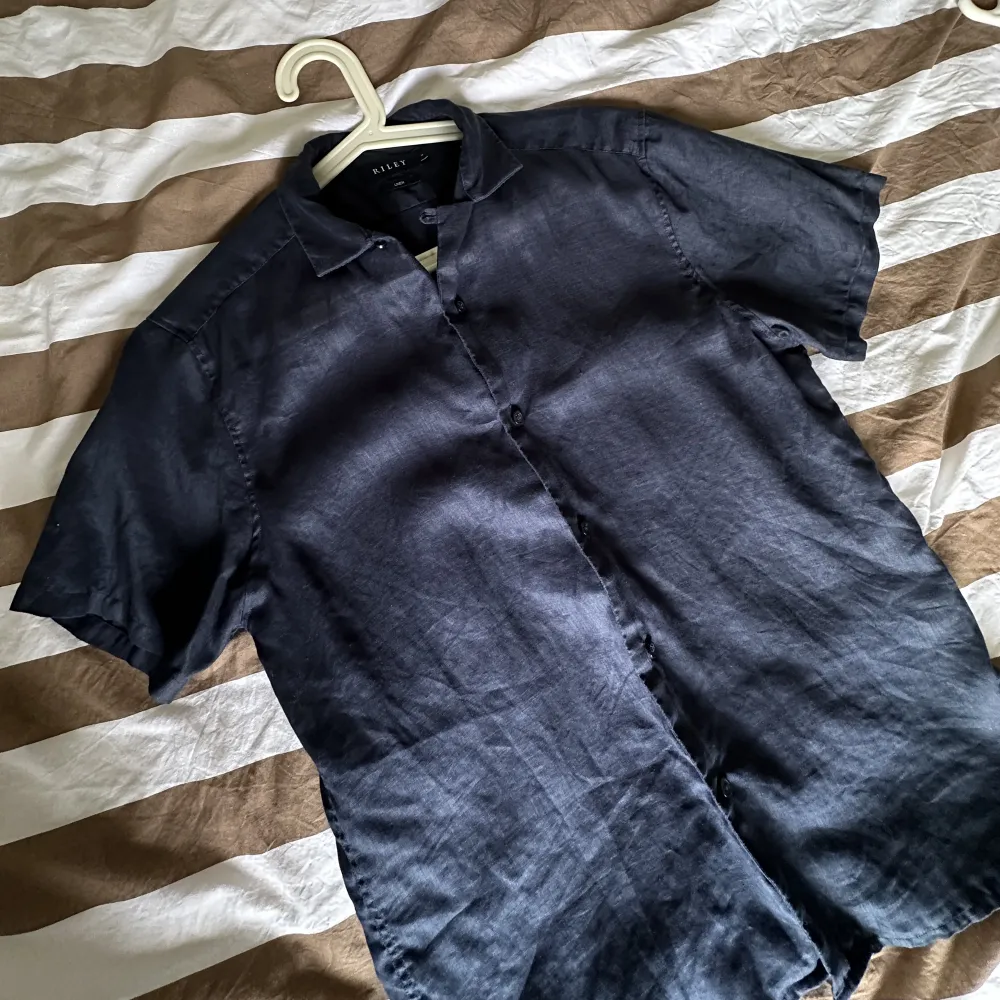 skit snygg linne skjorta perfekt nu till sommaren, super fint skick, använd 2-3 gånger. Skjortor.