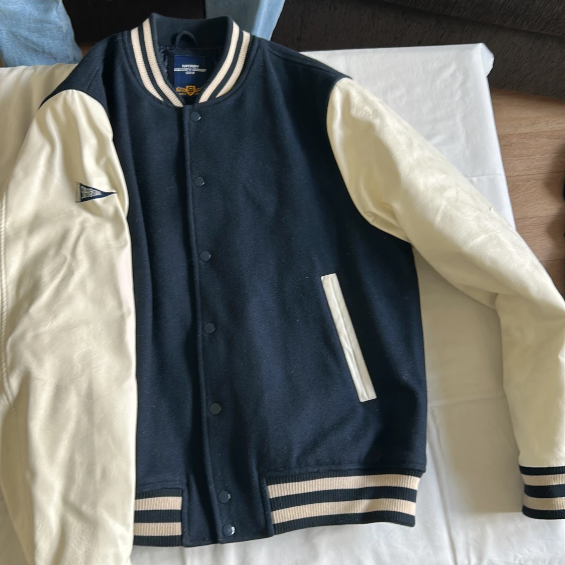 Mörkblå/ vit superdy store collegejacka 