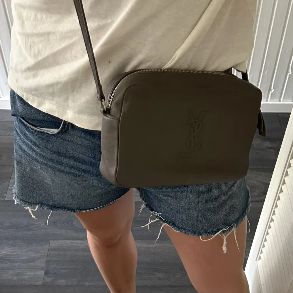 !PRIS KAN DISKUTERAS! Säljer min fina saint Laurent (ysl) camerabag i embossed läder. Den är i ok skicka därav priset!  Köpt för 10000kr på vestiare Collective och äkthetsbevis finns. Tveka inte att fråga frågor🥰. Väskor.