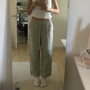 Linnebyxor - Linnebyxor från H&M i storlek S, som nya :) De är lite beige-oliv-färgade