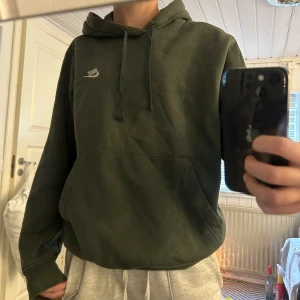 Grön Nike hoodie  - Grön Nike hoodie i använt skick. Jätte snygg grön Nike hoodie, säljer då den inte andvänd längre. St.l S men passar  M, köpt på herr avdelningen.🌸
