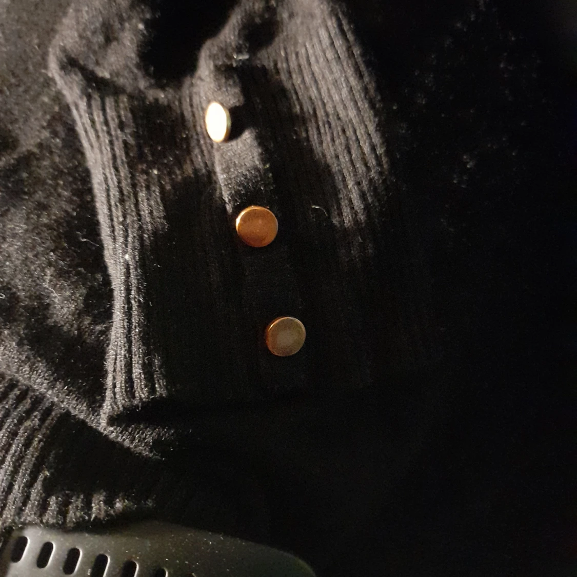 Svart tunn stickad polotröja Storlek S/M 