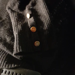 Svart tunn stickad polotröja Storlek S/M  - Svart tunn stickad polotröja Storlek S/M  Har ett litet hål under kragen. Synns inte om man har den nedvikt.   Obs, hund finns i hemmet   Fraktas enligt överenskommelse. Frakten bekostas av köparen.  PRISET GÅR ATT FÖRHANDLA