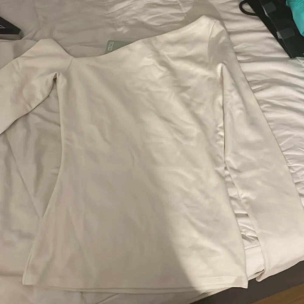 En vit tröja som är så vacker men aldrog anvönd, den e för liten för mig och slängde kvittot . Toppar.