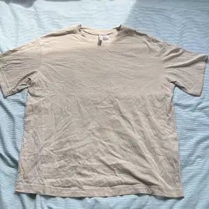Beige t-shirt ifrån H&M, ifrån H&Ms basic. Knappt använd, fint skick ⭐️