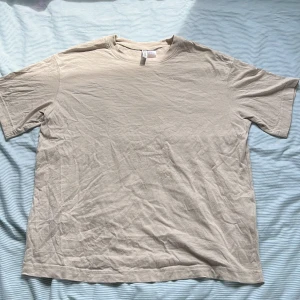 Beige t-shirt - Beige t-shirt ifrån H&M, ifrån H&Ms basic. Knappt använd, fint skick ⭐️