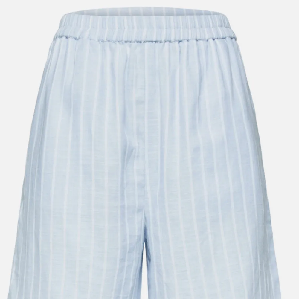 Jag säljer dessa super fina pyjamas shortsen från Selected Femme, som är helt oanvänd med prislappen kvar i storlek 36. Kontakta mig för fler bilder och pris kan diskuteras. Köparen står för frakten :). Shorts.