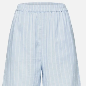 Pyjamas Shorts  - Jag säljer dessa super fina pyjamas shortsen från Selected Femme, som är helt oanvänd med prislappen kvar i storlek 36. Kontakta mig för fler bilder och pris kan diskuteras. Köparen står för frakten :)