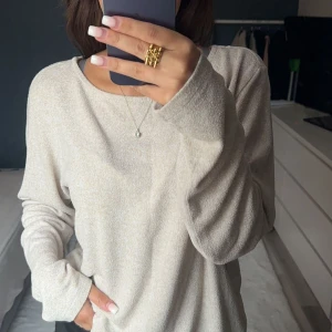 Tröja från H&M - Såå mysig tröja från H&M, sparsamt använd! Säljes då den ej längre kommer till använding. Storlek S men skulle däga att den passar M likaväl. Hör gärna av er vid vidare intresse eller frågor ❤️‍🔥