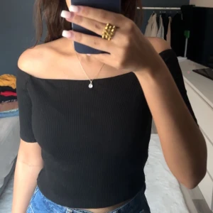 Svart offshoulder - tröja - Jättefin basic svart offshoulder, kan både klä upp med ett par kostymbyxor & klackar eller klä ner med långkjol och sneakers. Endast testad då den ej kommer till användning! Hör gärna av er vid vidare intresse eller frågor ❤️‍🔥