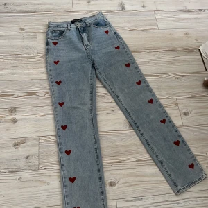 Jeans - Straight jeans med hjärtan längst med benen, storlek 36/S. Oanvända
