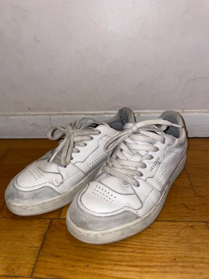 Axel Arigato Sneakers  - Otroligt sköna skor dock hål i hälen men går att laga hos en skräddare.   Ord pris: 2,500 sek