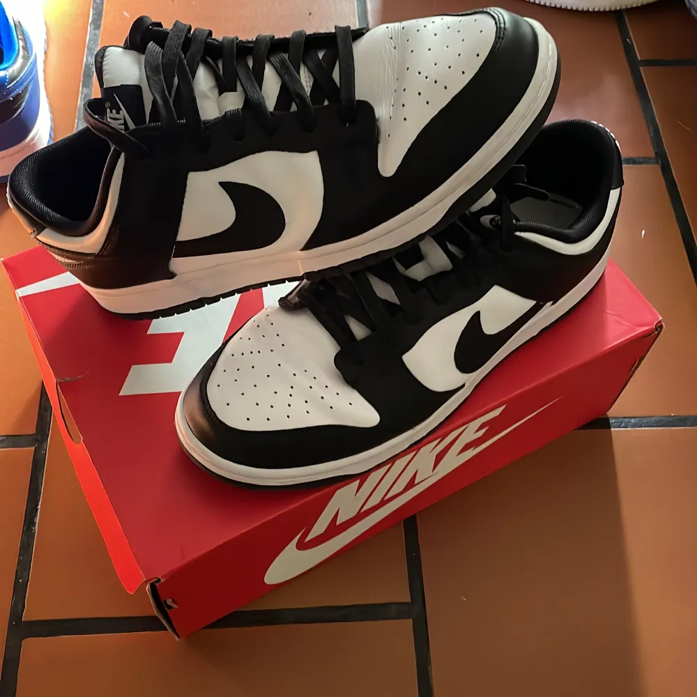 Nike dunk panda i stl 44. Köpta för 2600 och använda 2-3 ggr. Skick 9/10. Vill bara bli av med dessa då de tar plats . Skor.