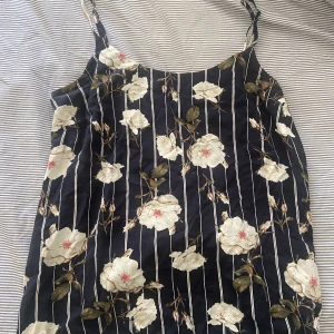 Blommigt vero Moda linne - Storlek S från vero Moda, sitter bekvämt och luftigt.