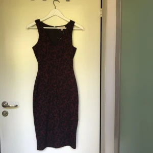 Oanvänd klänning Michael Kors - Klänning från Michael Kors, inköpt 2019 och aldrig använd. Bodycon, lång. 