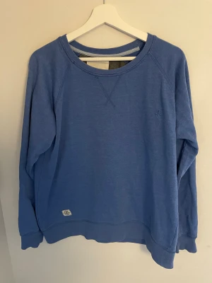 Sweatshirt  - Blå sweatshirt från lager 157. Nyskick.
