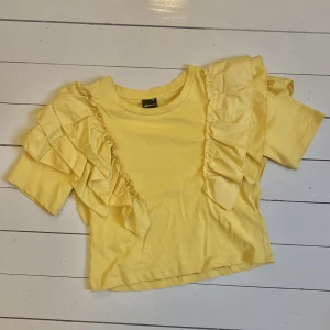 Topp med Volang från Gina Tricot - Supergullig gul volangtopp från Gina Tricot! Storlek xxs och knappt använd 💛✨