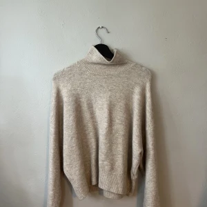 Stickad tröja Zara  - Stickade tröja från Zara. Storlek S. Mycket bra skick, knappt använd. 