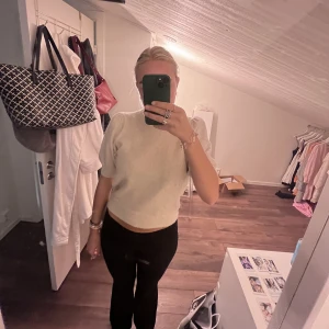 Stickad t-shirt - Superfin stickad T-shirt från vero moda, använt sparsamt, bra skick! Passar både S och M❤️‼️pris kan diskuteras‼️