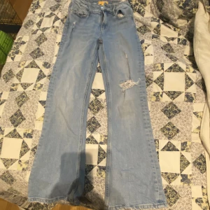 Jeans - Barnjeans från gina tricot (bootcuts), skit snygga men kommer inte till användning längre💕