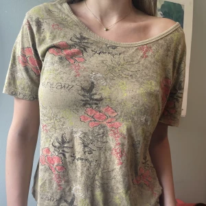 Tshirt - Multi färgad T-shirt från Luhta. Stretchigt material och i gott skick. 