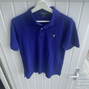 Ralph lauren piké  -     Tja, nu säljer jag min feta Ralph lauren piké. Nypris på denna ligger på cirka 1100. Skicket på tröjan är 9/10. Tröjan har inga skador. Vid minsta fundering så får du gärna höra av dig/ mvh Hugo😀