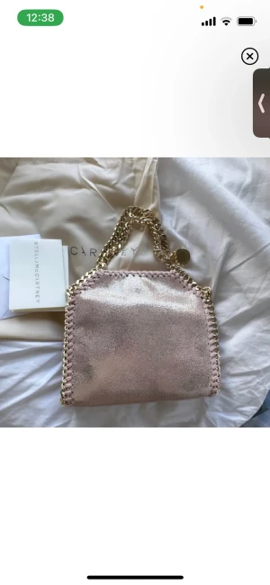 Stella McCartney  - Intressekoll på denna fina väskan! Buda gärna💓💓väskan är lime edition därför lite mindre är de vanliga tiny 😍