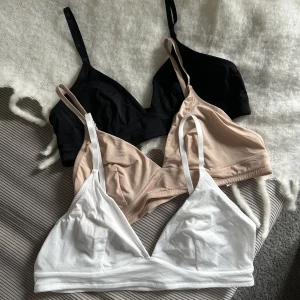 3 pack bygellösa bh-ar - Aldrig provade, som nya. Köpte dessa i present men blev aldrig att de blev bortgivna. De är i storlek S och är i ett superskönt material. Säljer alla i paketpris