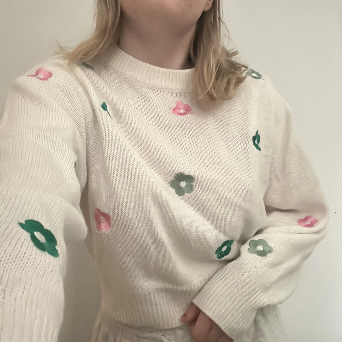 Croppad stickad tröja med blommor