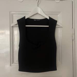 Zara svart topp med en sweetheart neckline. Storlek s bra skick endast använd fåtal gånger. 
