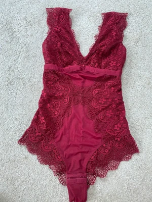 Vinröd body ♥️ - Supersöt oanvänd body❤️ perfekt till många olika tillfällen! 